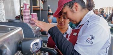 Una empleada de una cafetería capacita a una de las jóvenes del programa Jóvenes Construyendo el Futuro en un establecimiento de Pachuca, Hidalgo.