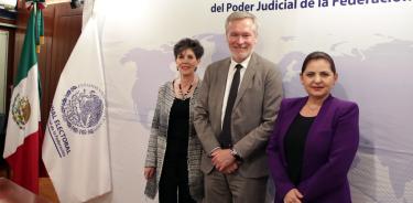Las magistradas, Janine Otálora y a la derecha Mónica Soto, titular del TEPJF, con el embajador y jefe de delegación de la UE en México, Gautier Mignot.