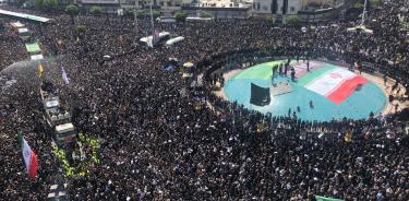 Multitud se agolpa al paso de la comitiva funeraria en el centro de Teherán