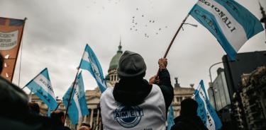 El principal gremio docente de Argentina y sindicatos agrupados en la Confederación General del Trabajo (CGT) llevan adelante este jueves una huelga nacional de 24 horas