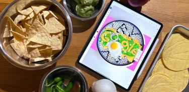 Un collage animado del artista Chava Oropesa que celebra los chilaquiles típicos de la comida mexicana ilustra este jueves el 'doodle' animado en la página de apertura del buscador Google