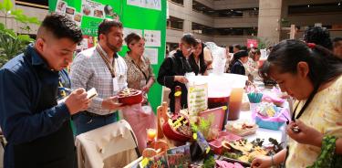 Los estudiantes aprender a emprender y comercializar sus productos.