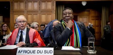 El embajador de Sudáfrica (d) en Países Bajos, Vusimuzi Madonsela (R), este viernes en la Corte Internacional de Justicia de La Haya