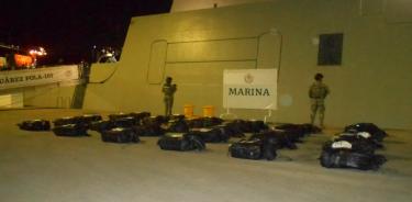 Elementos de la Marina resguardan 30 bultos que contenían cocaína.