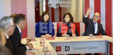 La ministra de Ciencia e Innovación, Diana Morant (3d), la presidenta del Gobierno riojano, Concha Andreu (2d), y el rector de la Universidad de La Rioja, Juan Carlos Ayala (d)