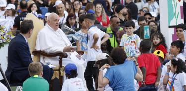 El papa rodeado de niños en el Estadio Olímpico de Roma