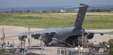 Un avión militar estadounidense descarga en el aeropuerto de Puerto Príncipe equipos de ayuda para el próximo despliegue de policías kenianos en Haití