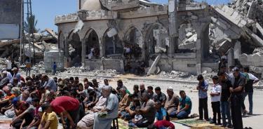 Palestinos rezan en la mezquita destruida de Jan Yunis, en Gaza