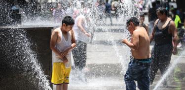 Niños se refrescan para mitigar el calor quw azota la Ciudad de México/CUARTOSCURO/