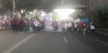 La CNTE bloquea Tlalpan y anuncia que no retira su plantón  del Zócalo.
tra sus ola