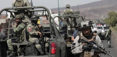Fotografía de archivo fechada el 25 de marzo de 2024 de soldados del Ejercito mexicano y de la Guardia Nacional (GN) mientras patrullan en Morelia (México).
