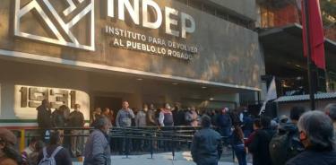 Jubilados protestan ante el Instituto para Devolver al Pueblo lo Robado para cumplir con las obligaciones de pensiones y servicio médico.