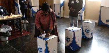 Sudafricana vota en un colegio electoral en Johannesburgo