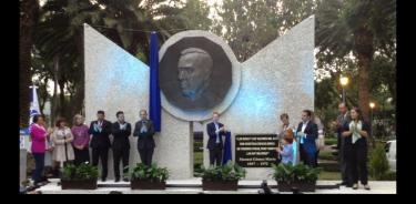 Frente a un monumento de Manuel Gómez Morín, 50 liderazgos del PAN en BJ cerraron filas por la morenista Laty Varela,