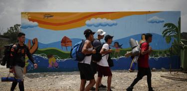 Migrantes en estación de recepción migratoria luego de cruzar la selva del Darién con rumbo a los Estados Unidos, en Lajas Blancas (Panamá). EFE