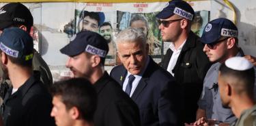 El líder de la oposición, Yair Lapid asiste a una protesta contra el gobierno de Netanyahu