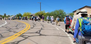 Decenas de integrantes de la 'Caminata del migrante' realizan desde el lunes pasado un recorrido de una semana a pie por el desierto de Arizona, en la frontera de Estados Unidos y México