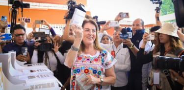 La candidata de la 4T a la gubernatura de Morelos, Margarita Gonzàlez, al emitir su voto/