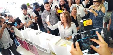 Lucy Meza, candidata del PRI, PAN, PRD y RSP, a la gubernatura de Morelos, tras votar este domingo/