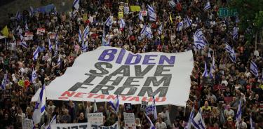 Tel Aviv acogió la noche del sábado la mayor manifestación de familiares de rehenes y simpatizantes para que Netanyahu apruebe el plan de paz de Biden