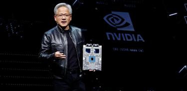 El cofundador, presidente y CEO de Nvidia Corporation, Jensen Huang, presenta la GPU NVIDIA Blackwell