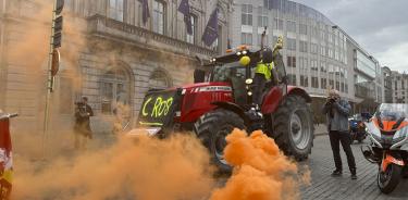 Varios tractores protagonizan este martes, una concentración frente a la sede del Parlamento Europeo en Bruselas en protesta por las políticas agrícolas de la Unión Europea