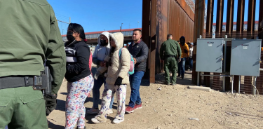 Inmigrantes detenidos en la frontera