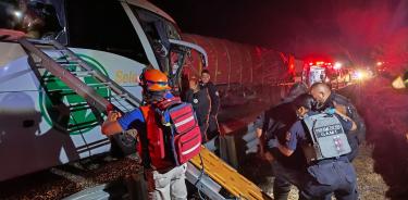 Los pasajeros fueron auxiliados y sacados del autobús desde una de las ventanas/