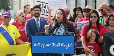 La legisladora Delia Ramírez, hija de inmigrantes guatemaltecos, denunció este jueves en Washington el cambio de postura del presidente Biden