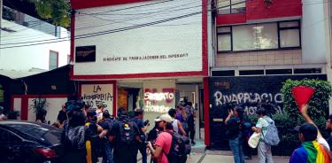 Comunidad LGBT+ realiza actos vandálicos en sede sindical del Infonavit