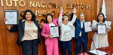 Mariela Gutiérrez (vestida de rosa), y su compañero de fórmula Higinio Martínez, recibieron su constancia de mayoría que los acredita como próximos senadores de la República