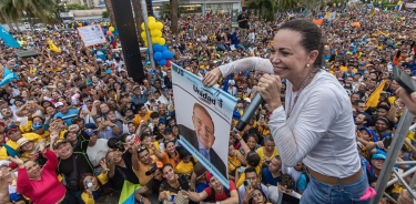 La inhabilitada Corina Machado hace campaña por González Urrutia en una manifestación masiva