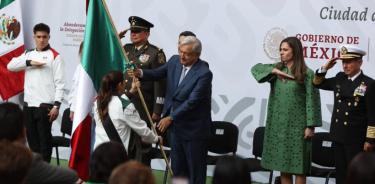 La clavadista Alejandra Orozco recibe con orgullo el lábaro patrio