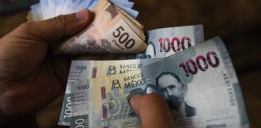 El peso mexicano muestra debilidad frente al dólar estadounidense, al mantenerse por encima de la barrera de los 18 pesos por billete verde