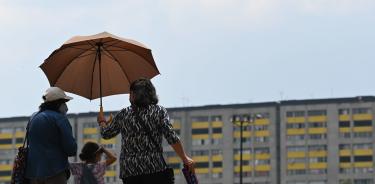 El uso de sombrilla en espacios abiertos es una de las recomendaciones para evitar golpes de calor.