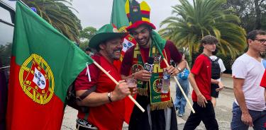 Aficionados de Portugal despiden al equipo ne medio de una gran espectativa.