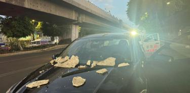 Concreto de L4 del Metro cae sobre auto