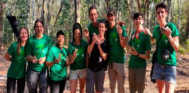 Estudiantes del curso “capacitación en técnicas de seguimiento de mamíferos en ambientes selváticos” con sus moldes de yeso de huellas de pecarí de labios blancos (Tayassu pecari).