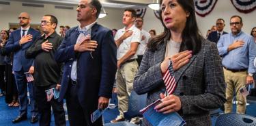 Migrantes juran en la ceremonia de ciudadanía estadounidense
