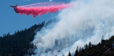 Descargas aéreas en repuesta a un gran incendio en California en 2021.