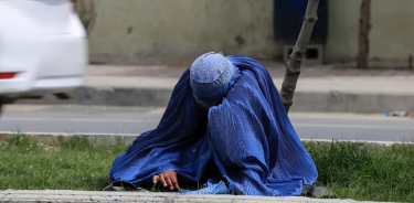 Mujer afgana invisible bajo su pesada burka