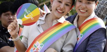 Dos mujeres lesbianas celebran en Bangkok la histórica legalización del matrimonio homosexual