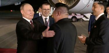 Vladimir Putin recibe un caluroso abrazo del líder norcoreanol Kim Jong-un, quien lo espero a pie de escalera en el aeropuerto de Piongyang