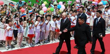 Putin y Kim saludan a los niños en la plaza Kim Il-sung de Piongyang