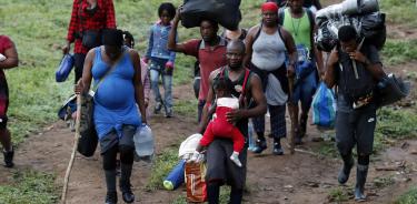 migrantes haitianos en su camino hacia Panamá por el Tapón del Darién en Acandi (Colombia).
