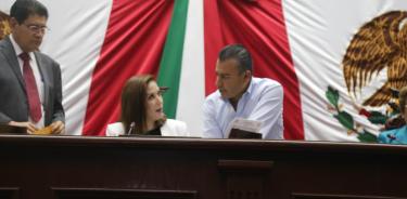 El dipitado  Fidel Calderon Torreblanca dialoga con la presidenta del congreso local de Michoacán.