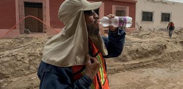 Una persona se refresca debido a las altas temperaturas registradas en la ciudad de Hermosillo, Sonora