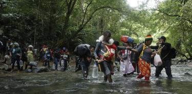 Migrantes haitianos en su camino hacia Panamá por el Tapón del Darién en Acandi, Colombia. EFE