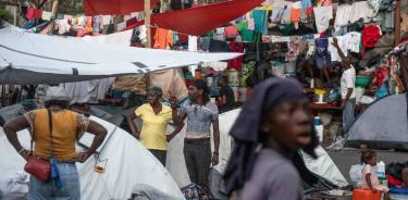 Fotografía de archivo que muestra desplazados por la violencia de las pandillas en un refugio temporal de Puerto Príncipe (Haití)