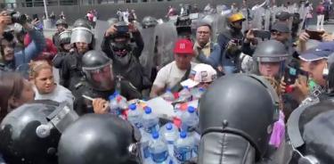 Comerciantes que bloqueaban Eje Central lesionan a policías y a trabajadores de Gobierno